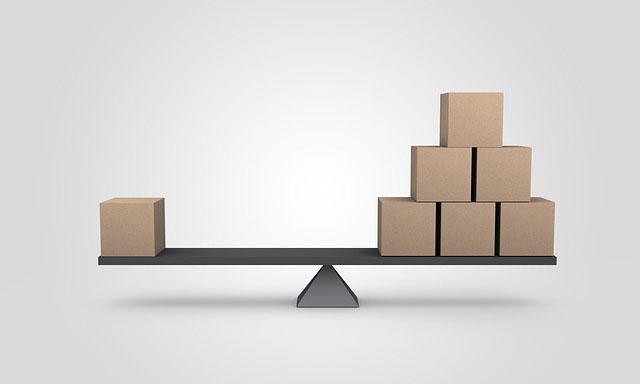 저울 양 쪽에 상자들이 올려져있고 균형이 딱 맞는 그림의 모습