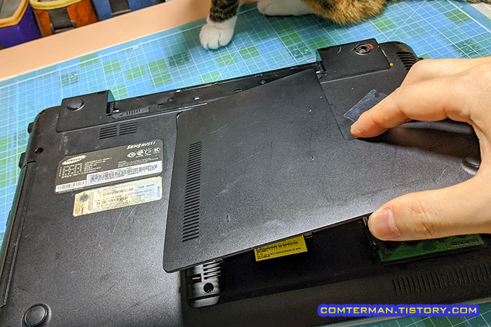 노트북 바닥 커버 분리