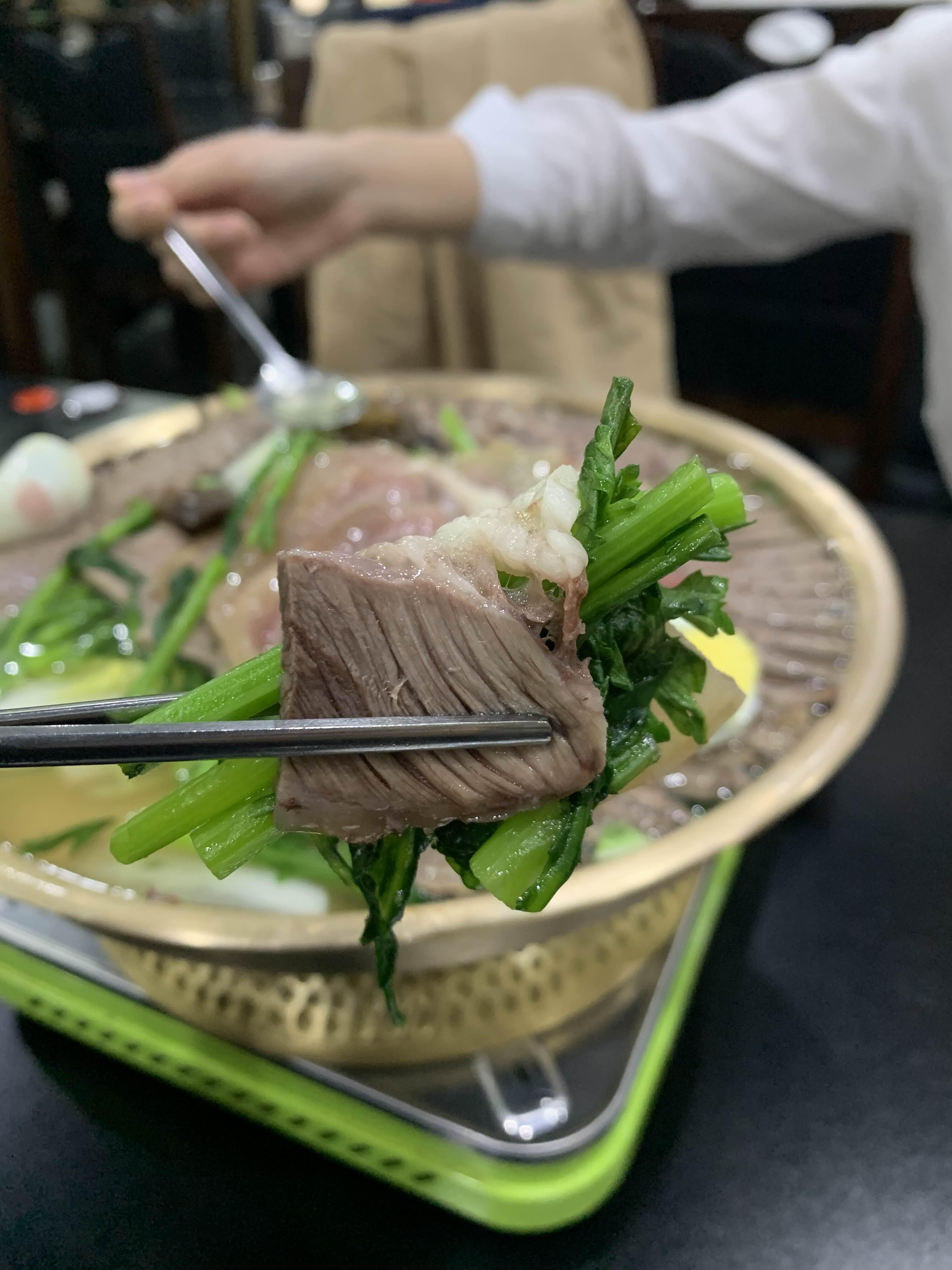 야채와 고기를 같이 싸먹는 사진