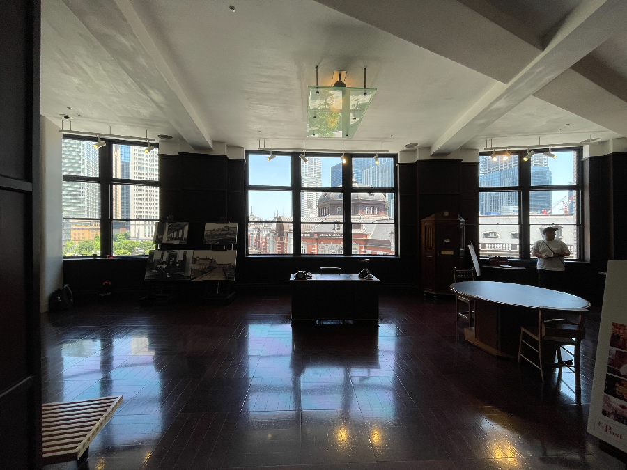 도쿄역 킷테 마루노우치 타워 실내 우체국장실