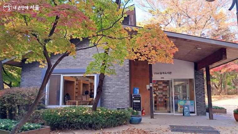 숲속도서관은 '사람 중심의 미래'에 중점을 둔 혁신이라는 평을 받기도 한다. ⓒ이선미