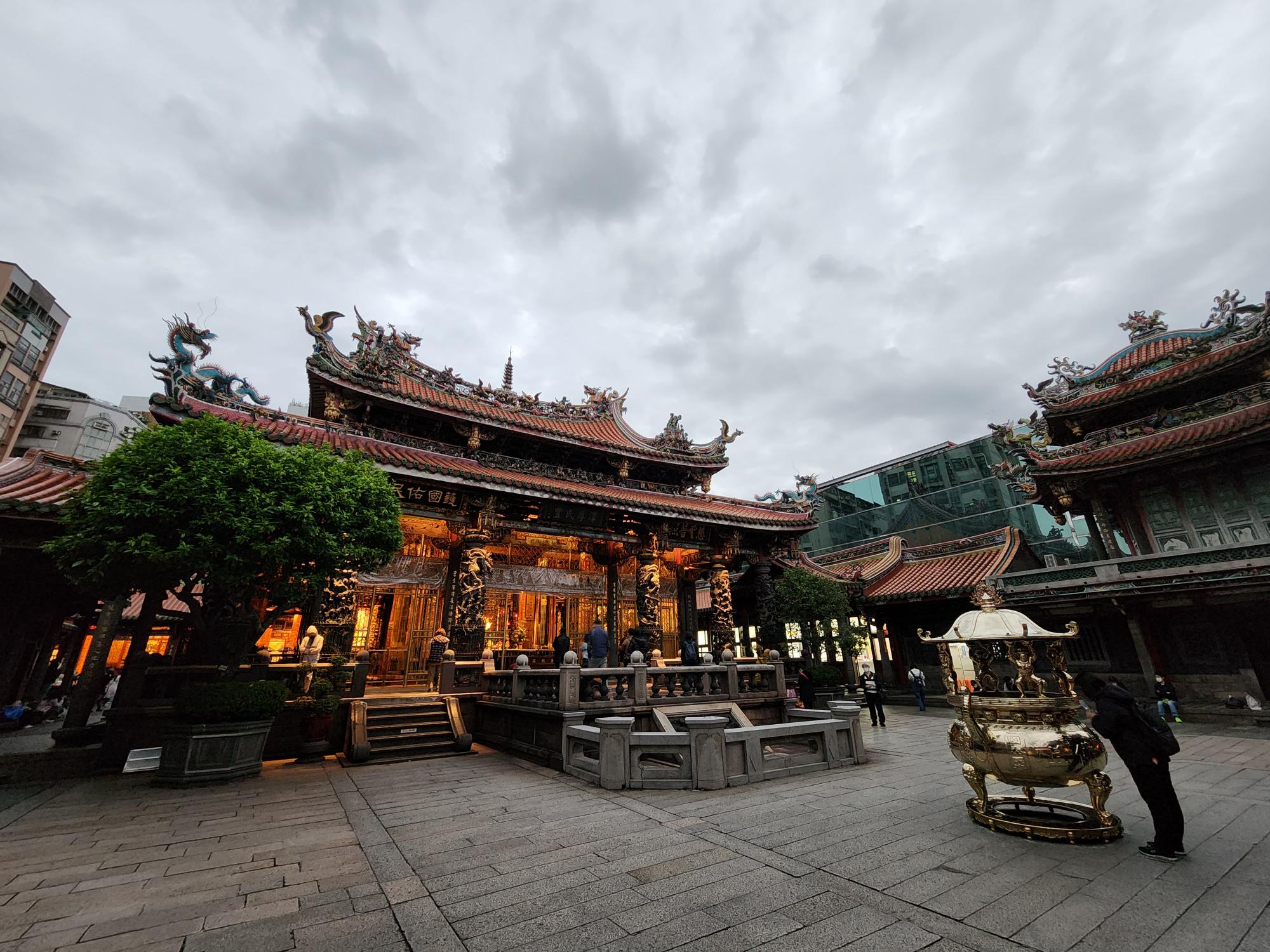 용산사 조명이 들어온 모습