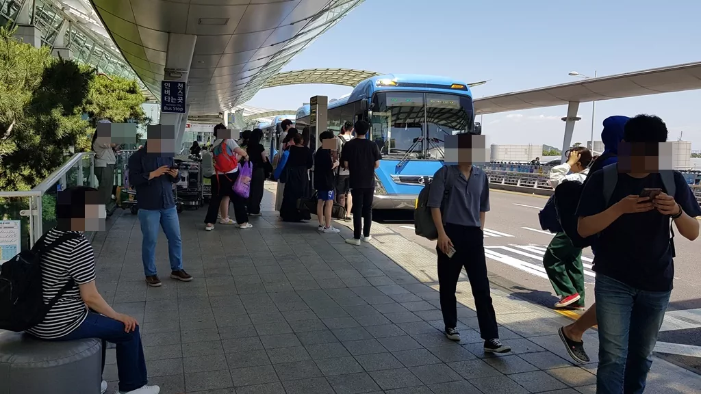 인천공항 제1여객터미널 3층 7번 게이트. 을왕리 해수욕장행 111번 버스를 타기 위해서는 3층 7번 출구로 나와 버스 정류장 사진.