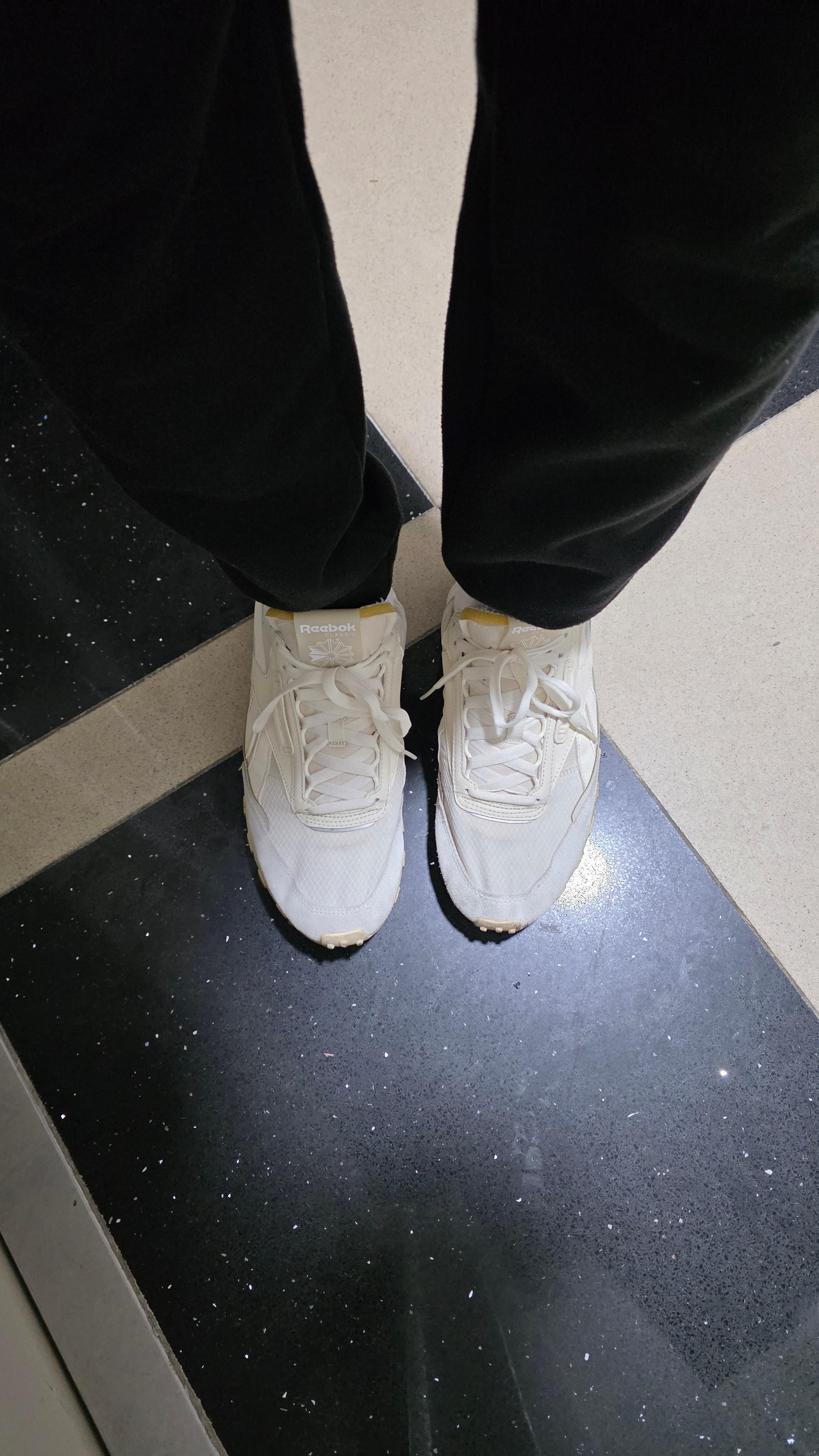 흰색 러닝화를 신은 두 발의 사진