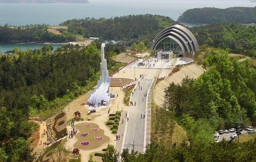 고성박물관 전경. 숲 나무 박물관 모습 박물관 들어가는 길