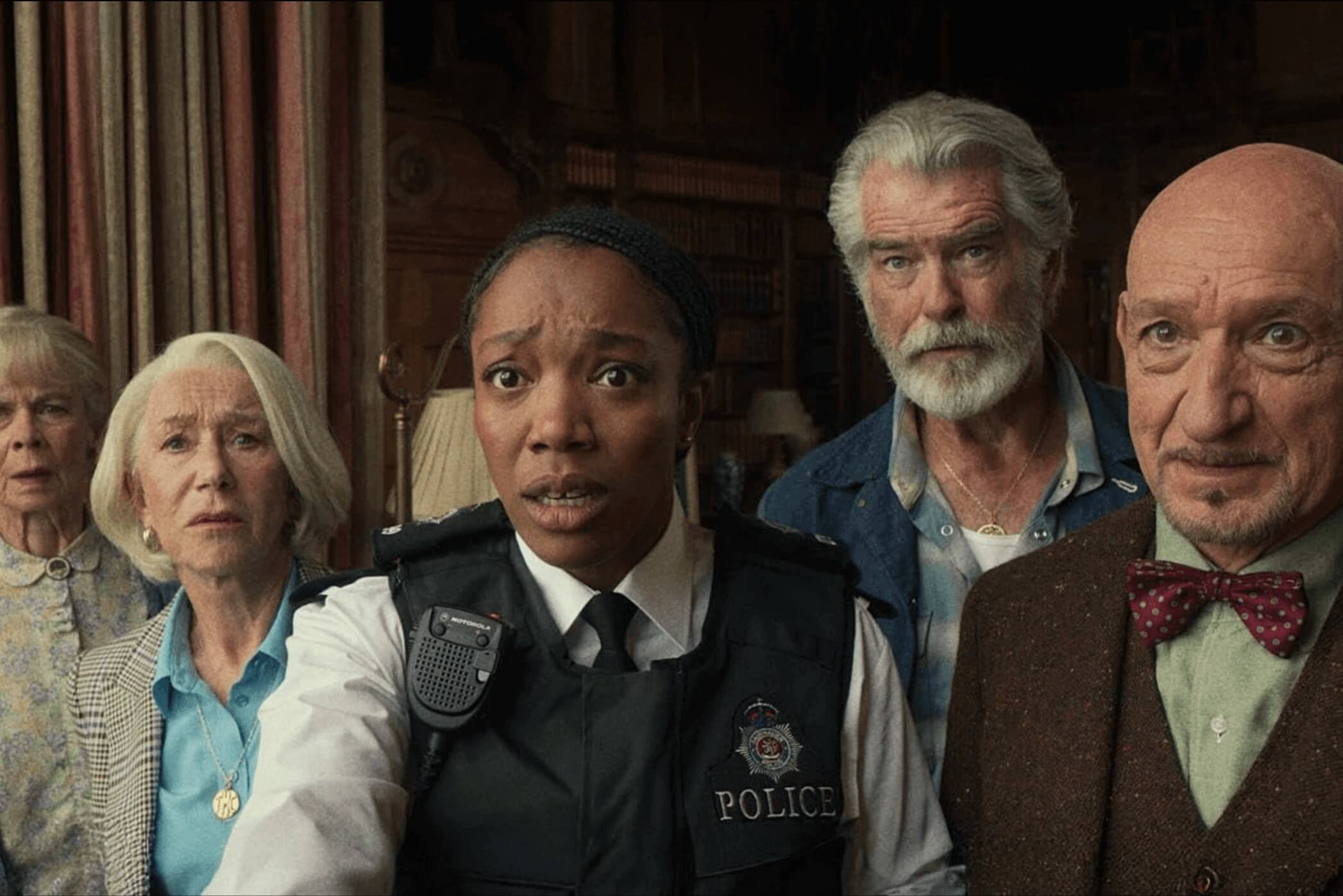 시니어들이 젊은 여자 경찰과 함께 사건을 풀어나가는 모습