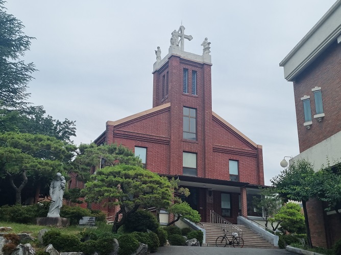 대구 남산성당입니다. 성전 꼭대기에 복음사가 4분의 모습이 보이네요.