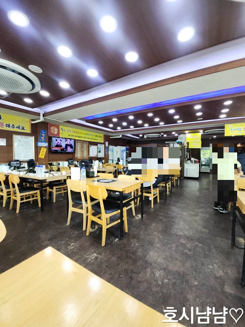 황도바지락칼국수 넓고 쾌적한 식당 내부 인테리어와 좌석