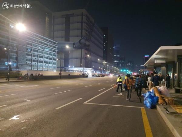 경기 끝난 지 20여 분 만에 응원 장소가 깨끗한 거리로 바뀌었다. ⓒ김진흥