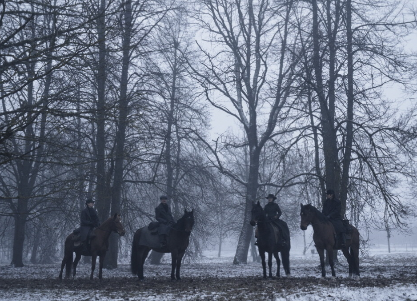 영화 하얼빈 폭약을 구하기 위해 박점출을 만나러 삼목천으로 향하는 안중근, 공부인, 김상현, 우덕순