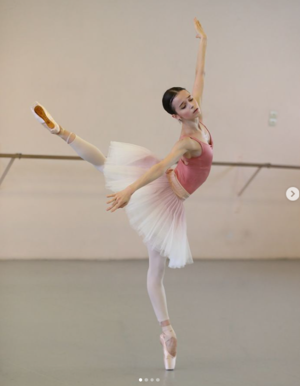 아라베스크를 하고있는 발레리나 마리아 코레바