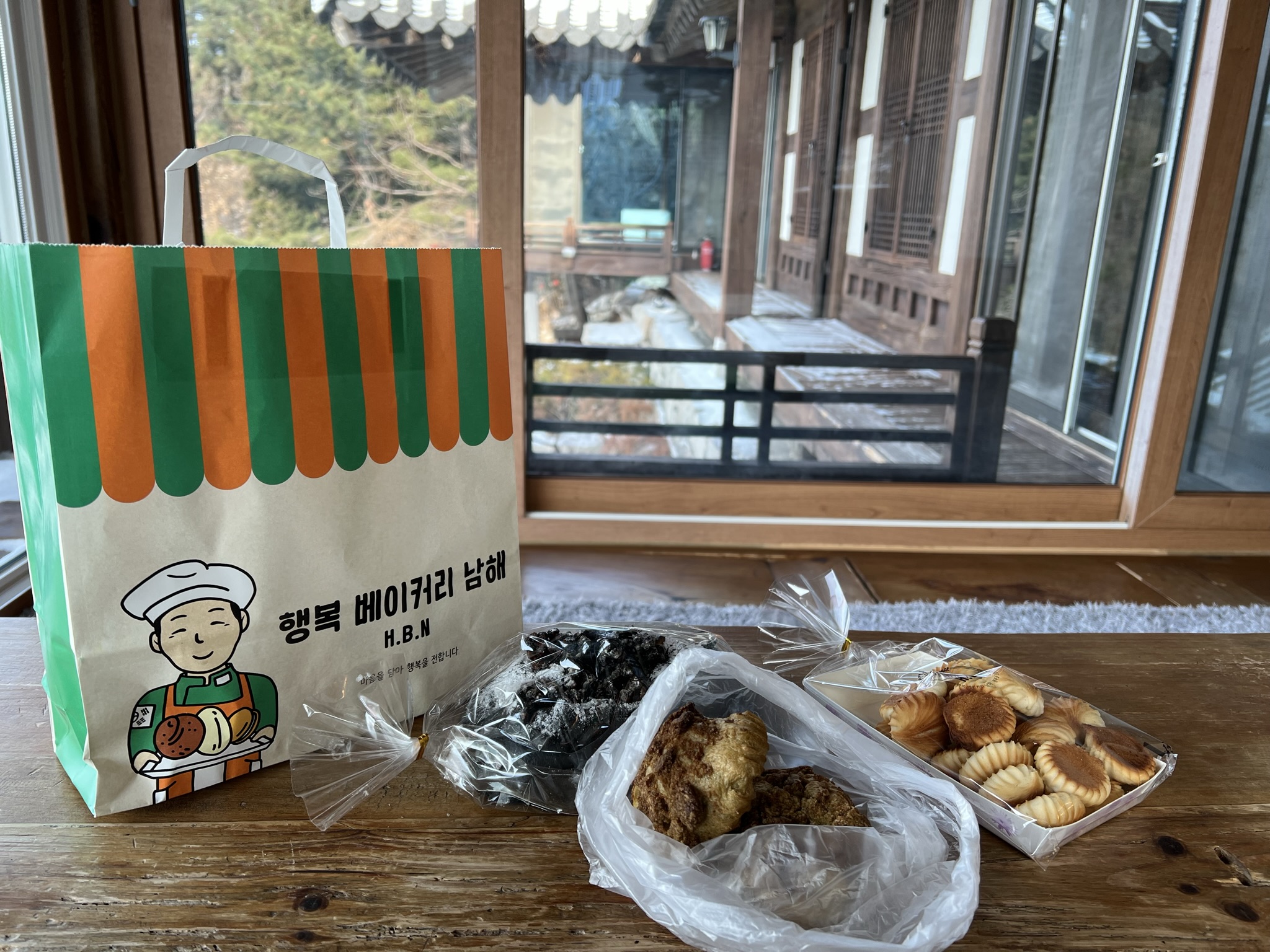 행복베이커리-남해빵집-시금치빵-먹물치즈빵