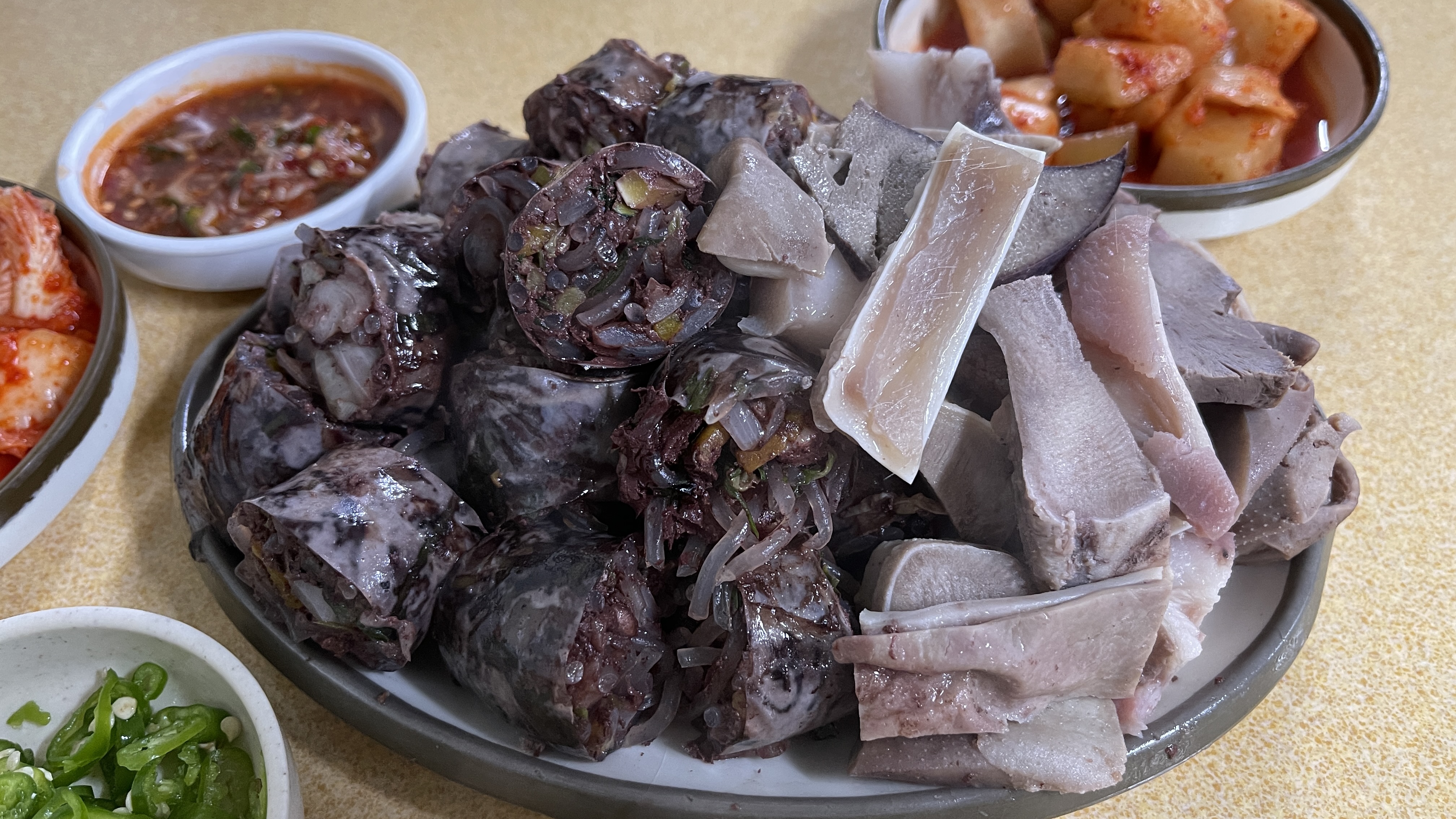 담백하고 쫄깃한 모듬순대