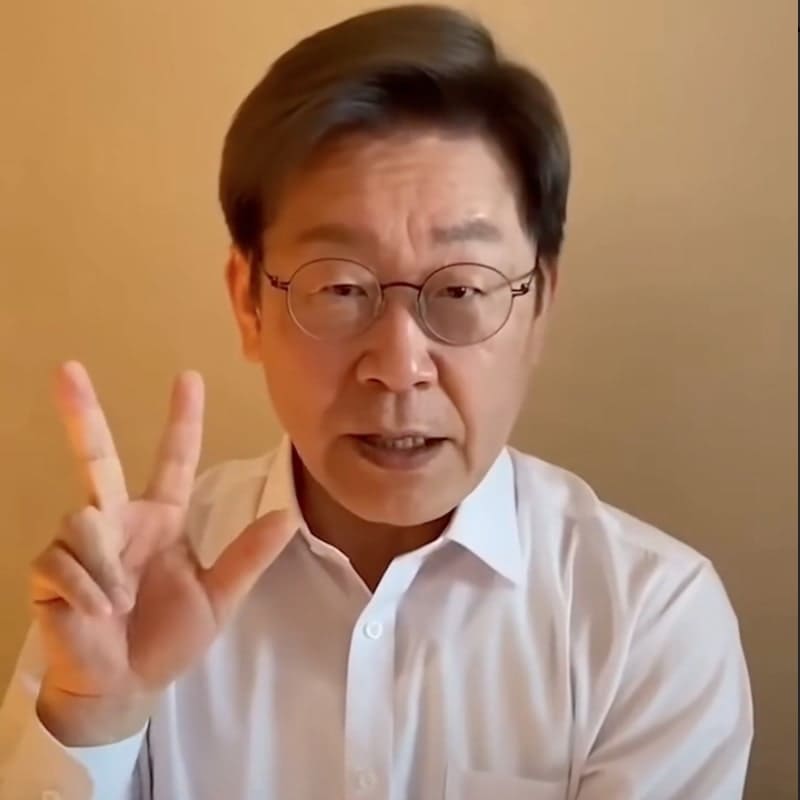 세 손가락을 들고 있는 이재명 대통령_2