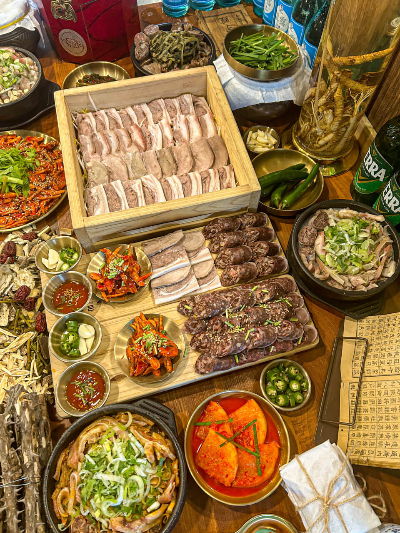 편백고기와 더덕과 순대 