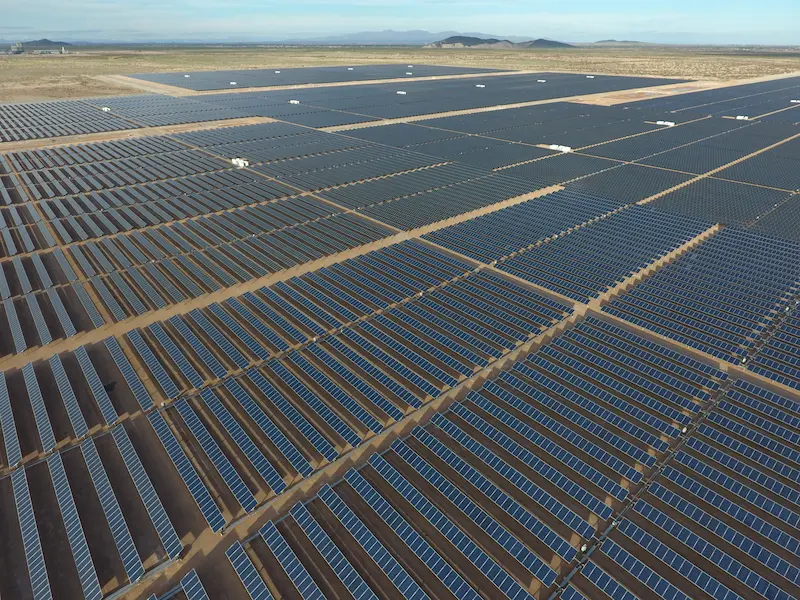 태양광 패널이 설치되어 있는 사진