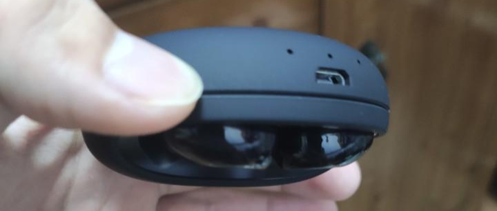 거꾸로 케이스를 든 사진