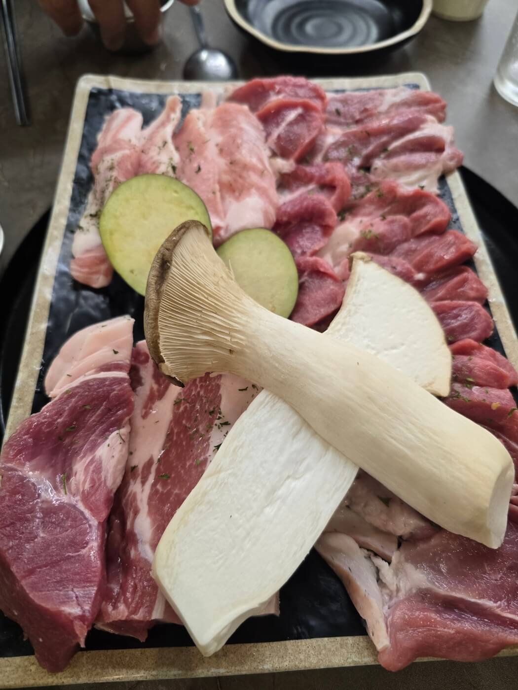 지리산 흑돼지 모듬과 새송이 버섯