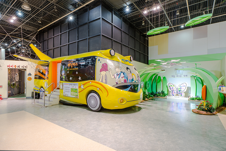 어린이 박물관 내의 노란 버스
