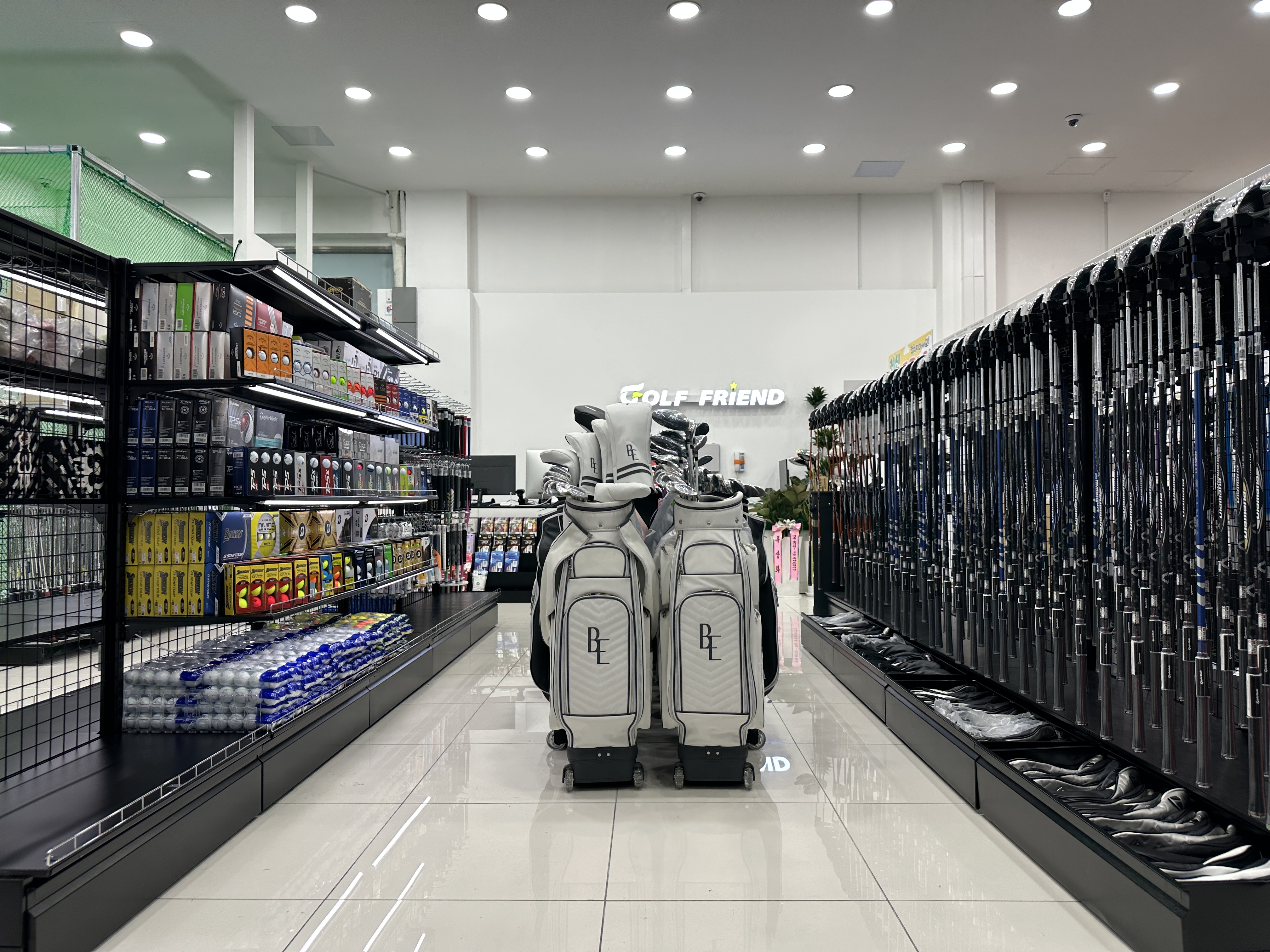 수원 영통 골프샵 내부 사진 3. 1층 여성 풀세트