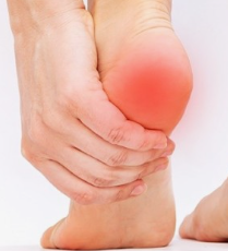 족저근막염에 걸려 아파하는 모습