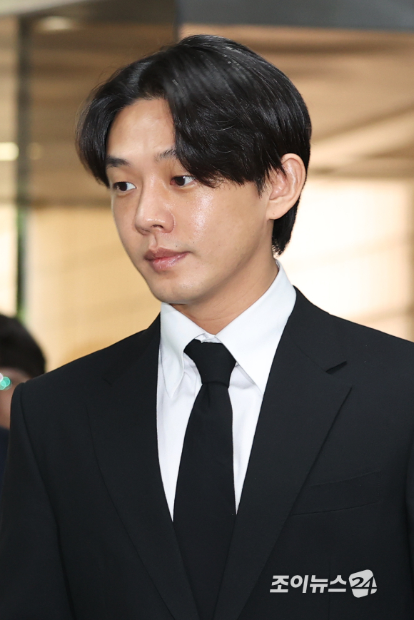 '상습 마약 투약' 혐의를 받는 배우 유아인(38&middot;본명 엄홍식)이 24일 오전 서울중앙지방법원에 구속 전 피의자 심문(영장실질심사)을 받기위해 입장하고 있다.