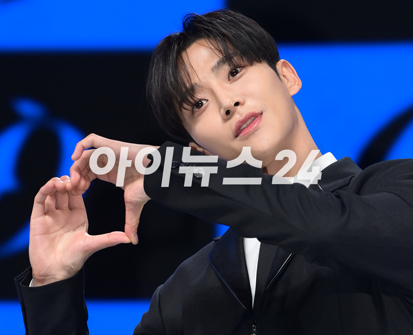 그룹 SF9(에스에프나인) 로운이 9일 오후 서울 광장동 예스24 라이브홀에서 진행된 미니 12집 '더 피스 오브 나인(THE PIECE OF9)' 쇼케이스에서 멋진 무대를 선보이고 있다. [사진=정소희 기자]