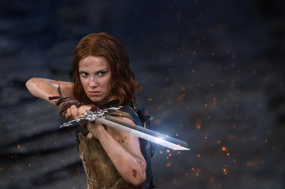 밀리 바비 브라운이 칼을 어깨위로 들고 경계하는 장면