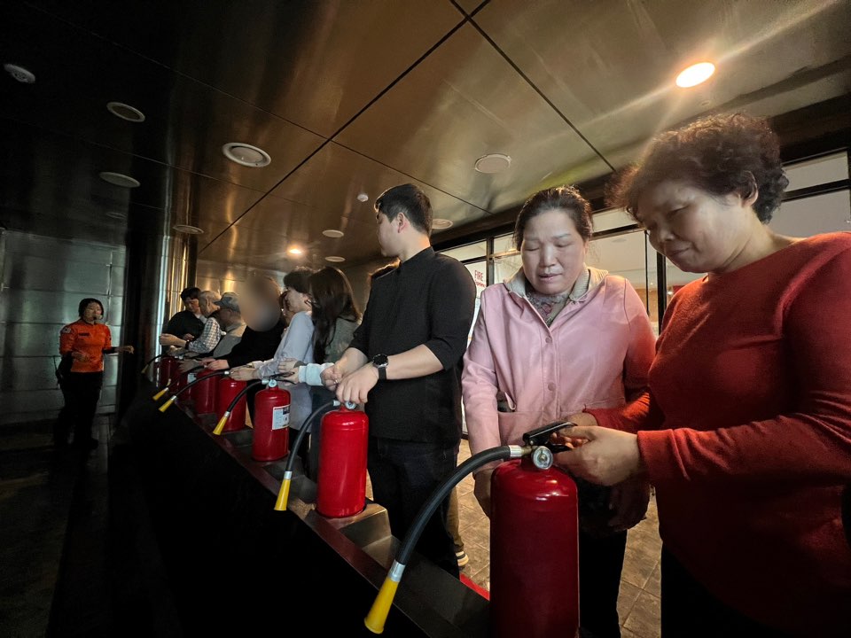 소화기 사용법을 배우고 있다.