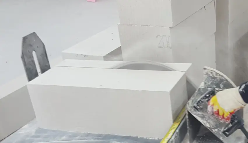 alc블럭 시공을 위해 재단을 하고 있는 모습