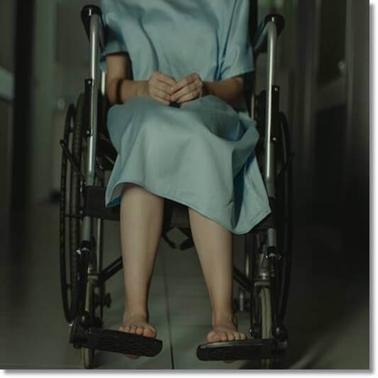 메티오인 효능 면역력 향상&#44; 휠체어 타고가는 입원환자