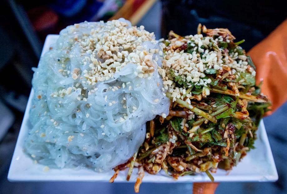 봄 제철 당진 실치회 모습, 장고항에서 맛보는 투명한 실치