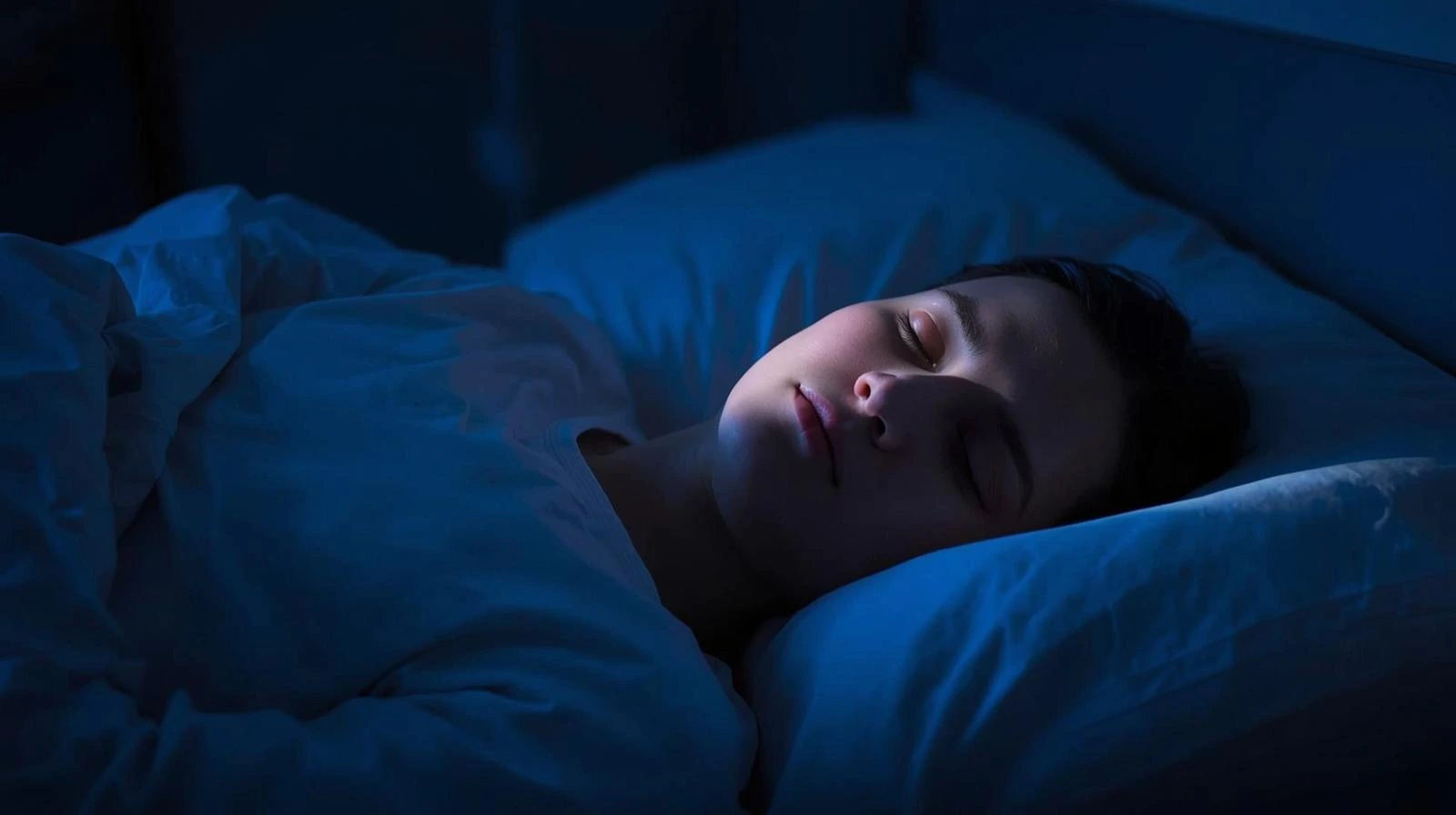 침대위에서 수면중인 여성