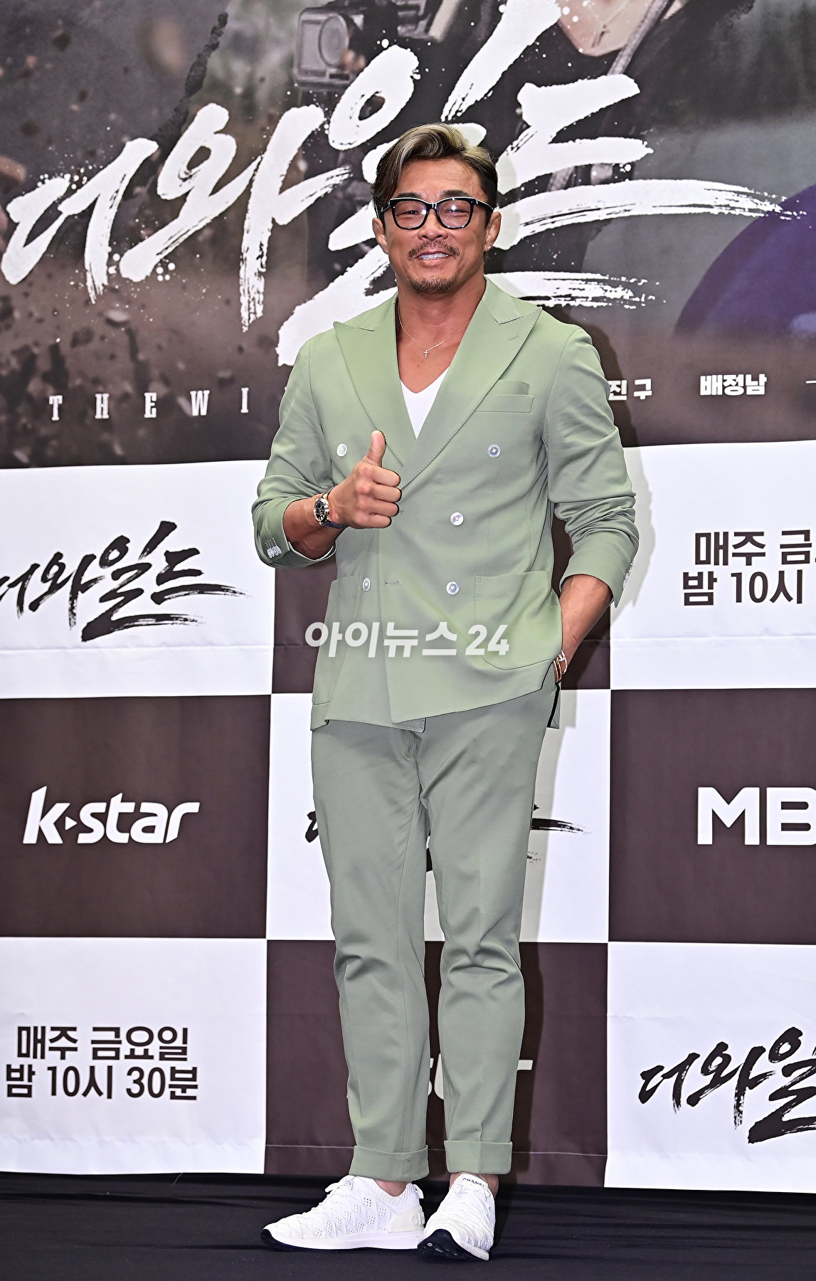 방송인 추성훈이 3일 오전 서울 상암동 스탠포드 호텔에서 진행된 MBN 새 예능 '더 와일드(THE WILD)'제작발표회에서 기념 촬영을 하고 있다. [사진=곽영래 기자]