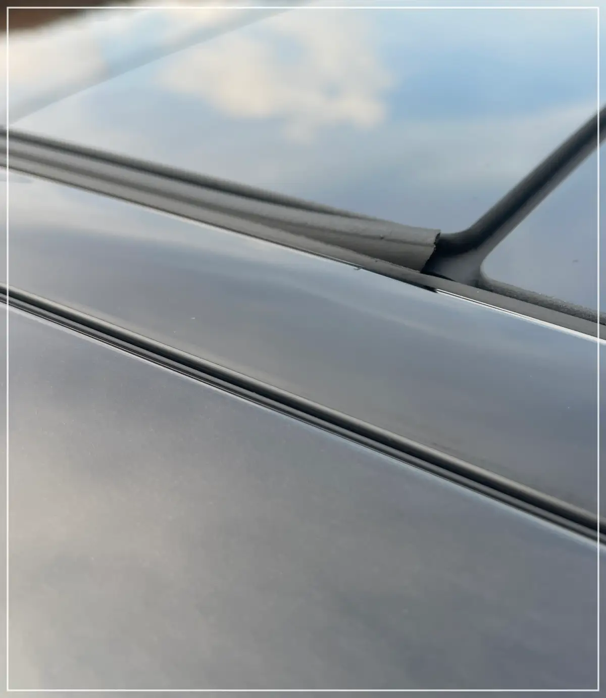 선루프 가장자리 고무 패킹이 들떠 있는 사진
