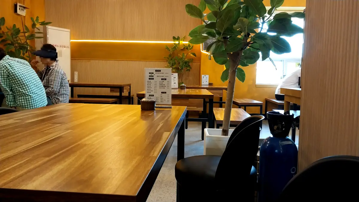 돈카츠전문-식당내부-손님