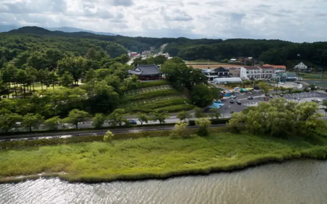 계단식 논밭 위에 자리잡은 경포대