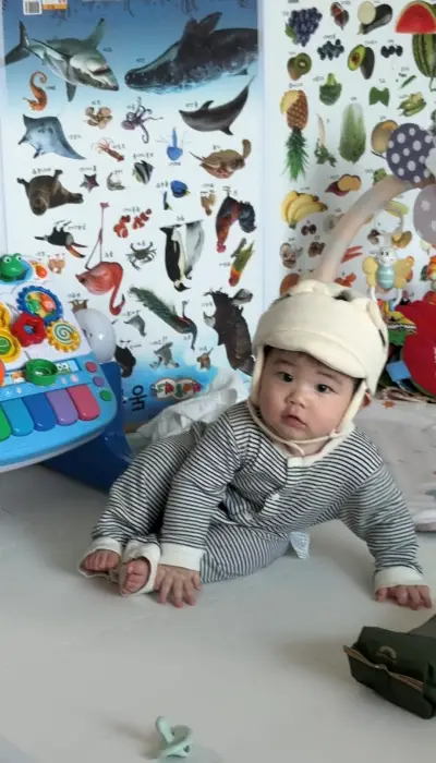 서있다가 옆으로 넘어진 아이