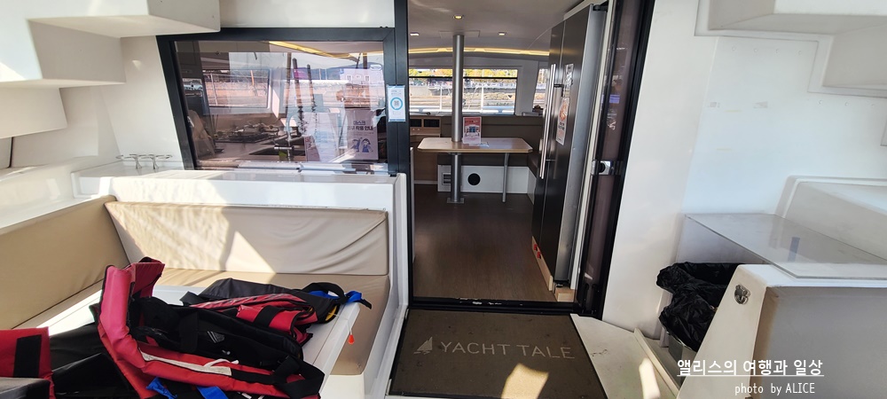 부산에서 여유를 즐기는 여행방법, 요트투어 (더베이101 출발), 프랑스 명품 고급요트 내부 모습