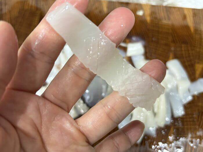 사선으로 칼집을 낸 오징어