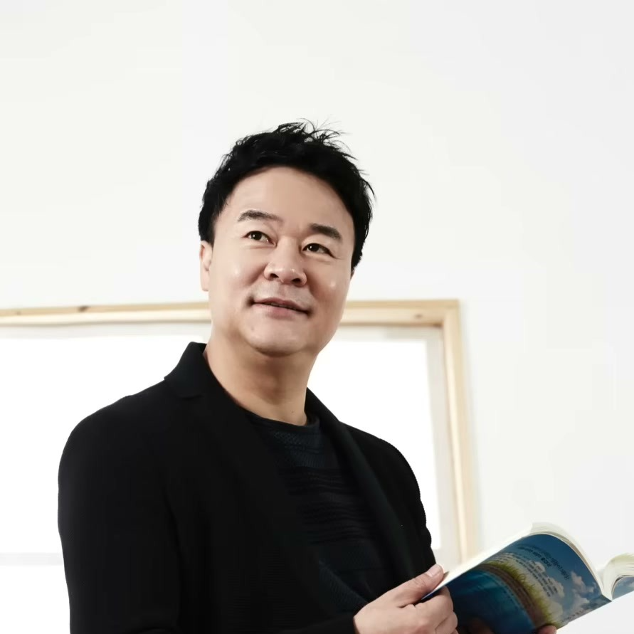 강연자 박용후 관점 디자이너의 상반신 인물 사진.