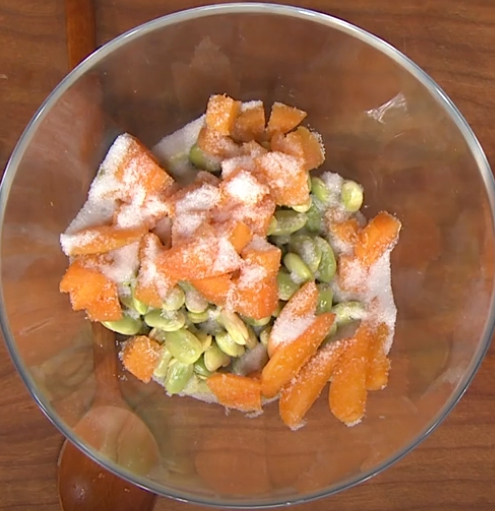 한국의 떡 종류 살구떡-서리태와 함께 설탕 소금 간하기