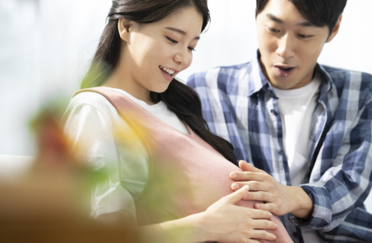 임신한 배를 만지는 부부