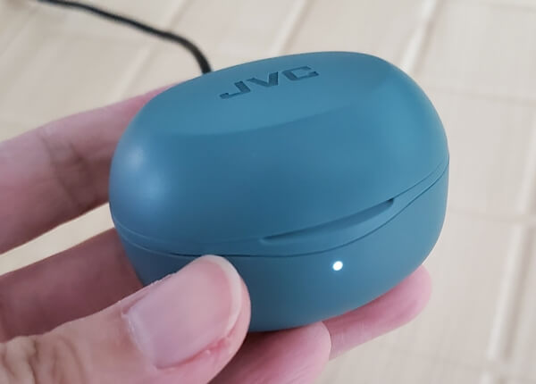 JVC 블루투스 이어폰 충전중
