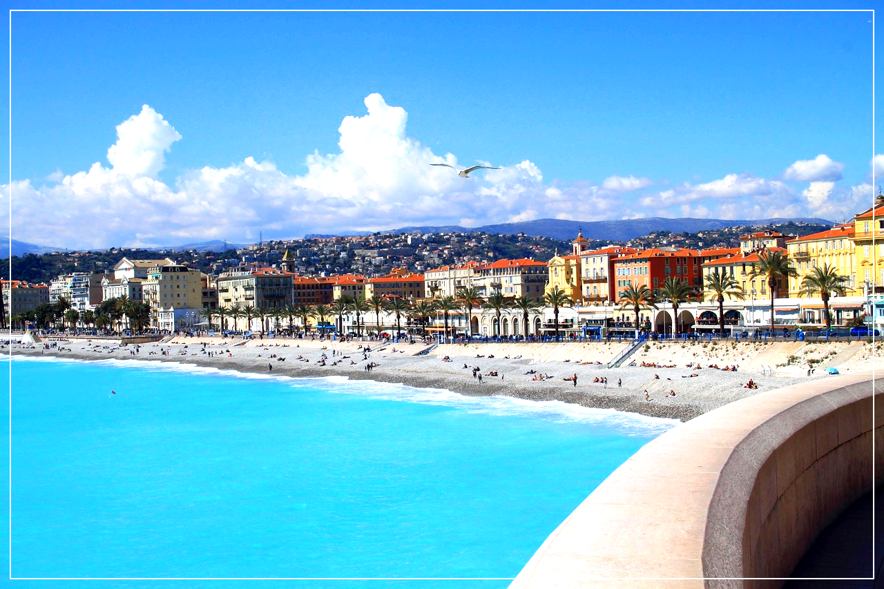 니스의 에메랄드 빛 바다와 평화로운 해변