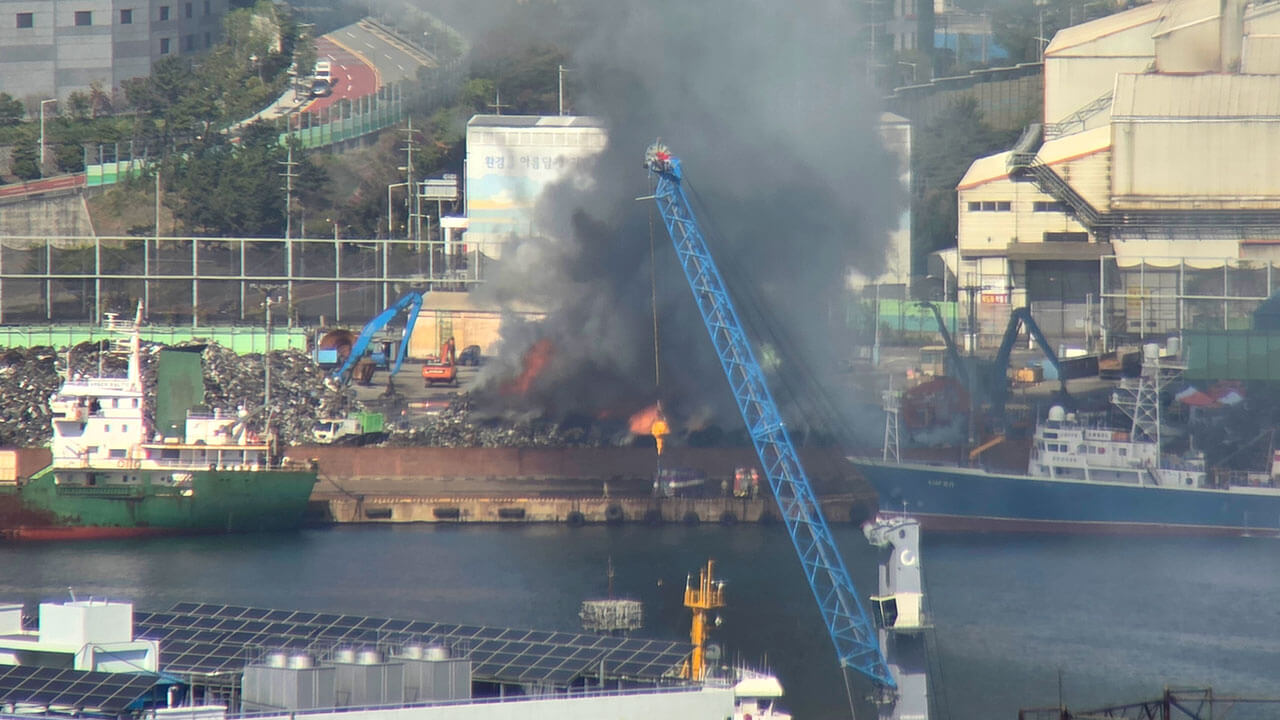 부산 YK스틸 대형 화재&hellip;고철 3000톤 불길, 이틀째 진화
