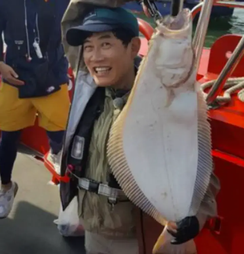 대어를-낚어-고기를-들고-찍은-이경규-사진