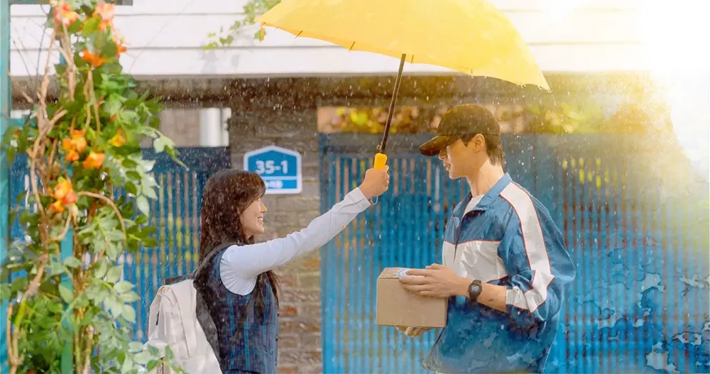 tvn출처-선재업고튀어-메인포스터-우산버전-솔이가-노란우산을-선재에게-씌워주고-있다