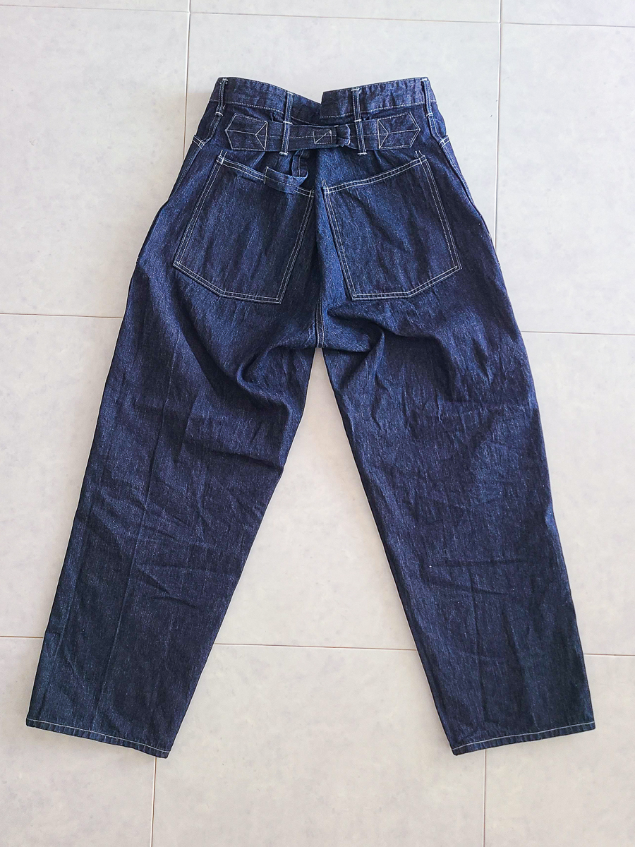 후면 버클백이 가장 큰 특징