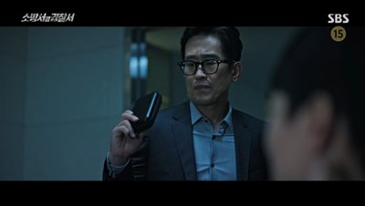 진호개에게 마태화의 범행 증거 자료를 제출하는 마태화 변호사의 모습입니다.